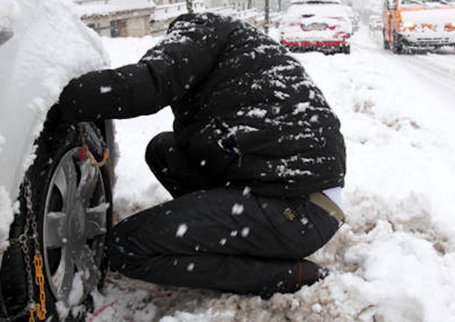 Isola d'Asti, scende per mettere catene: Maurizio Solaro muore travolto dalla sua auto