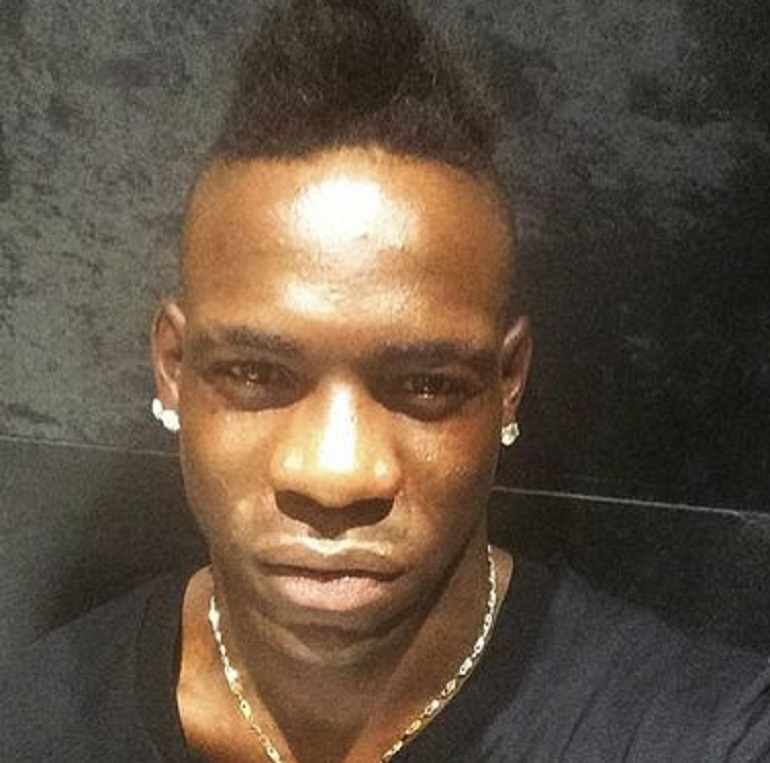C'è Posta per Te, le anticipazioni. Balotelli si commuove in studio