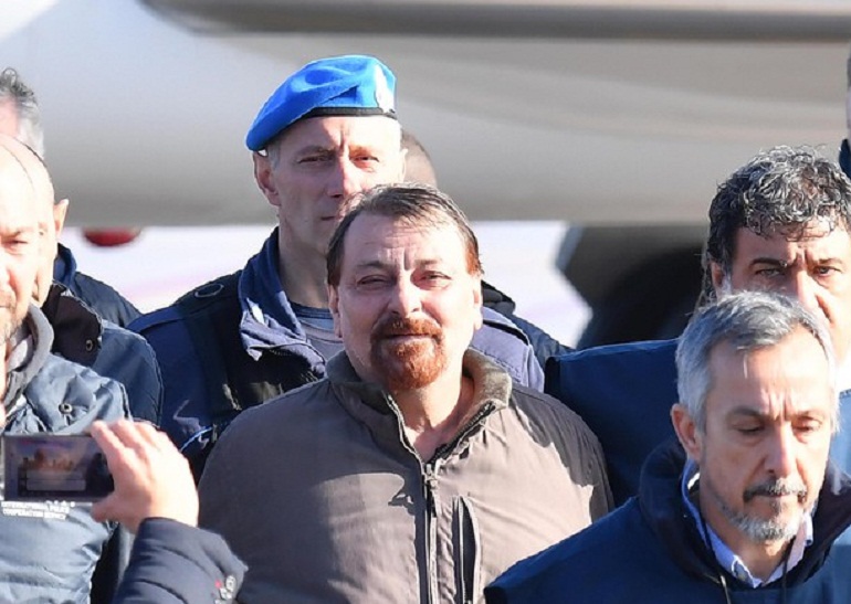 Cesare Battisti chiede lo sconto di pena: da ergastolo a trent'anni (foto Ansa)