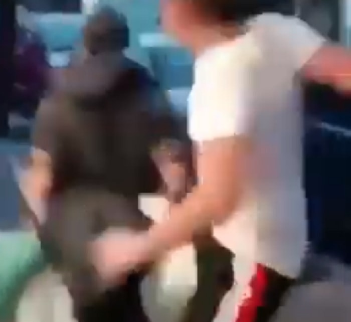 Napoli, calcio al clochard che cammina in strada