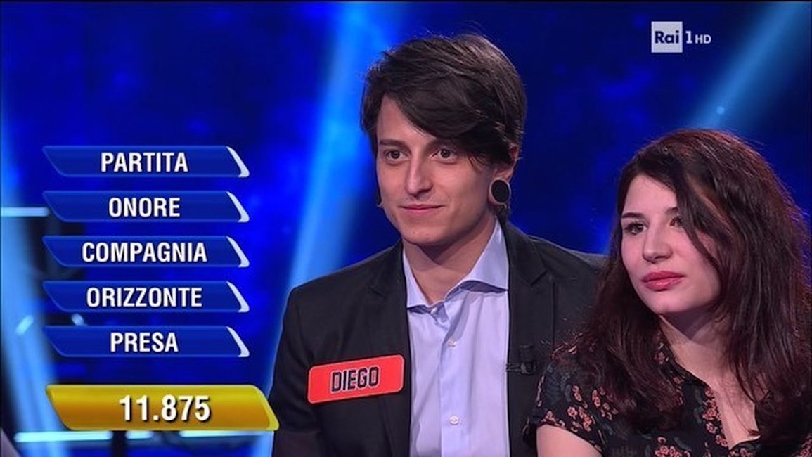 L'Eredità, il campione Diego Fanzaga si presenta con la fidanzata. Su Twitter: "Calo di ascolti"