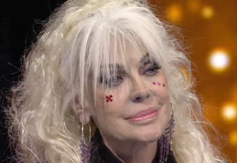 Ora o mai più, Donatella Rettore entra in studio con la carrozzina