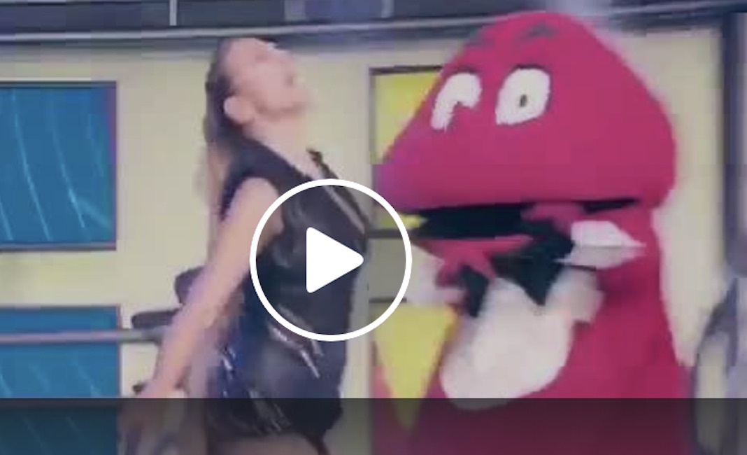 Striscia la Notizia, Barbara D'Urso velina per un giorno. Lo spot del suo nuovo Live è virale