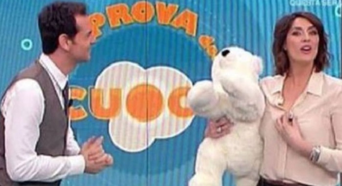 La Prova del Cuoco, Elisa Isoardi e il biglietto firmato Orsetto Bianco in diretta: è Matteo Salvini?