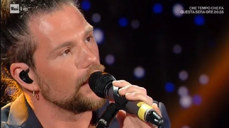 Domenica In, Enrico Nigiotti entra e in studio. Mara Venier: "Piaci tanto alle donne"