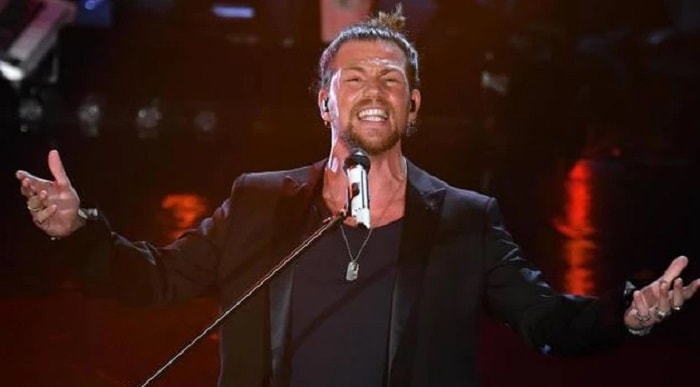 Festival Sanremo 2019, Stefano De Martino assegna ad Enrico Nigiotti il Premio Lunezia