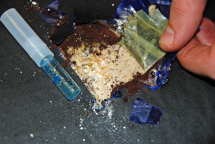 Eroina killer: il kit per riconoscere il fentanil, l'oppioide cento volte più forte della morfina