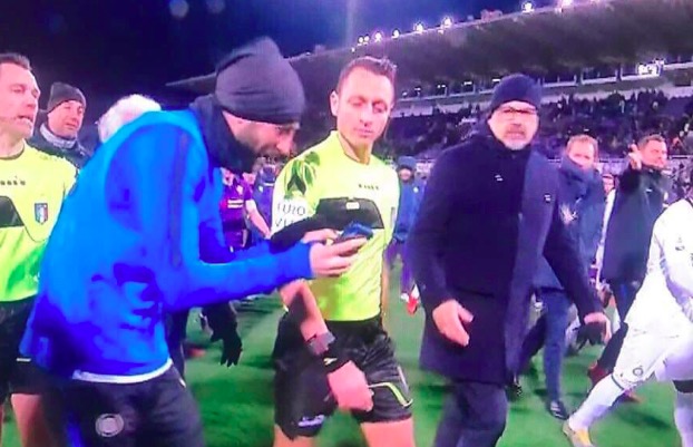 Fiorentina-Inter, Gagliardini da arbitro con smartphone: FOTO