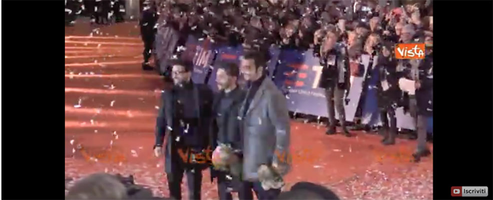 Sud Africa: madre coraggiosa tiene il suo bimbo in braccio mentre tre uomini armati cercano di entrare a casa sua di sera VIDEO (YouTube)