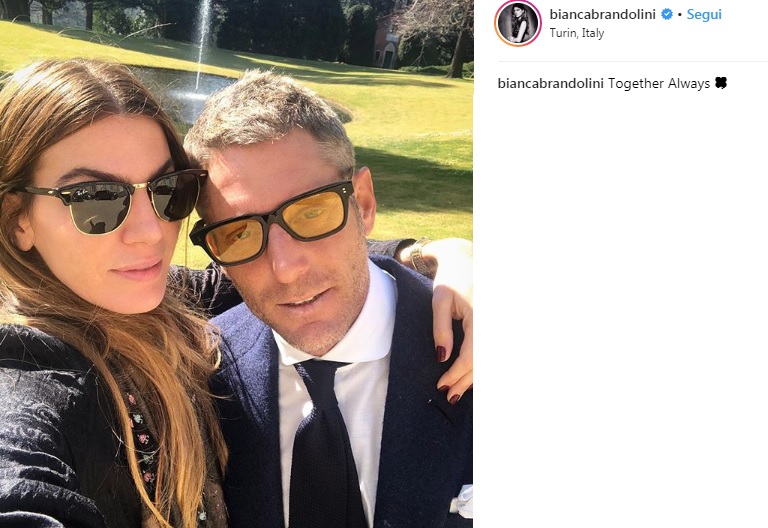 Lapo Elkann, selfie con Bianca Brandolini d'Adda al funerale di sua nonna Marella Agnelli