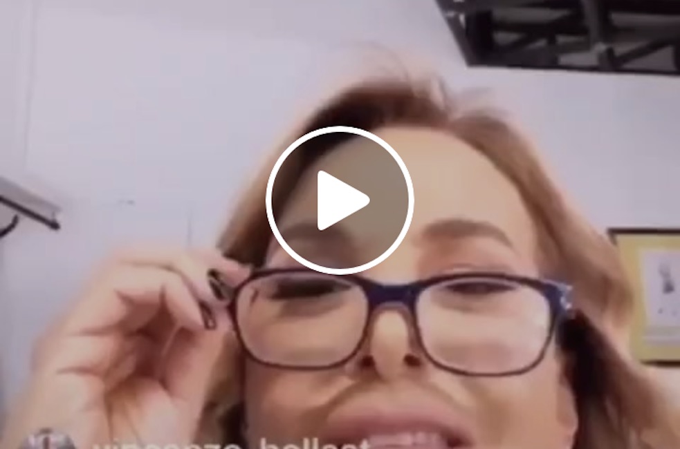 Barbara D'Urso legge l'insulto in napoletano e non capisce: "Ma cos'è spagnolo?" VIDEO