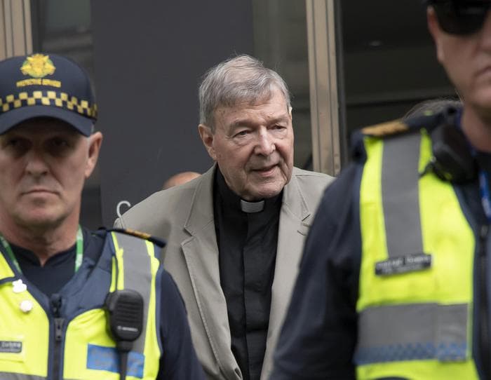 George Pell, il cardinale degli abusi sui coristi minorenni in carcere: rischia pena di 50 anni