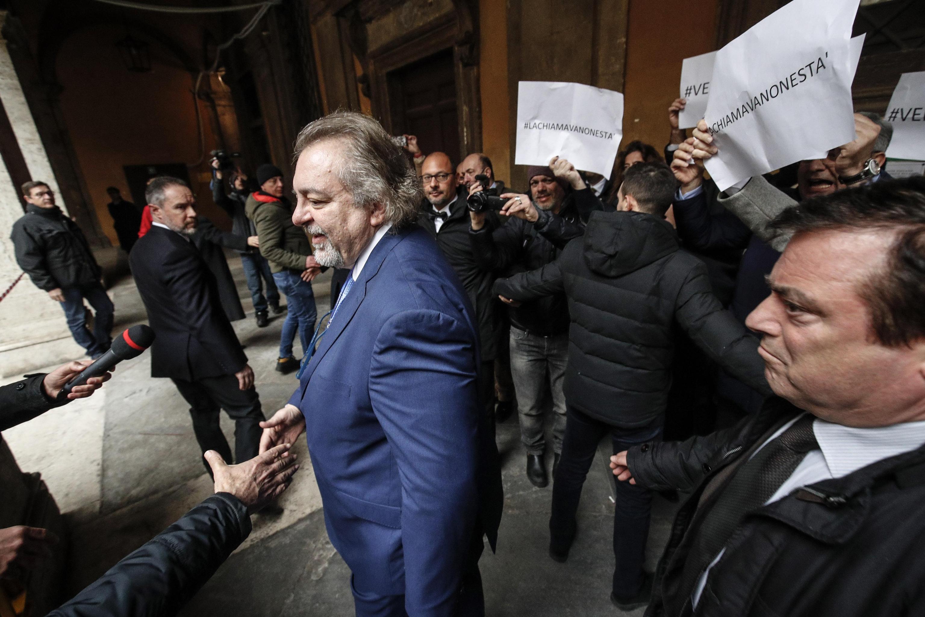 Diciotti, Giarrusso fa segno manette al Pd che lo contesta10