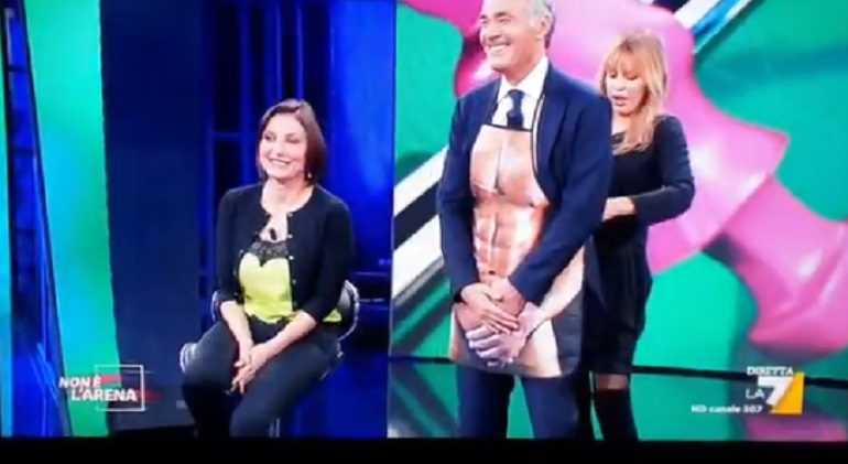 Non è l'Arena, la Mussolini e il grembiule per Giletti VIDEO