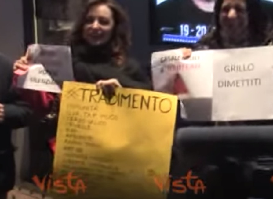 Beppe Grillo contro M5s: "Basta aggredire. C'è da fare la politica vera". Contestazioni VIDEO