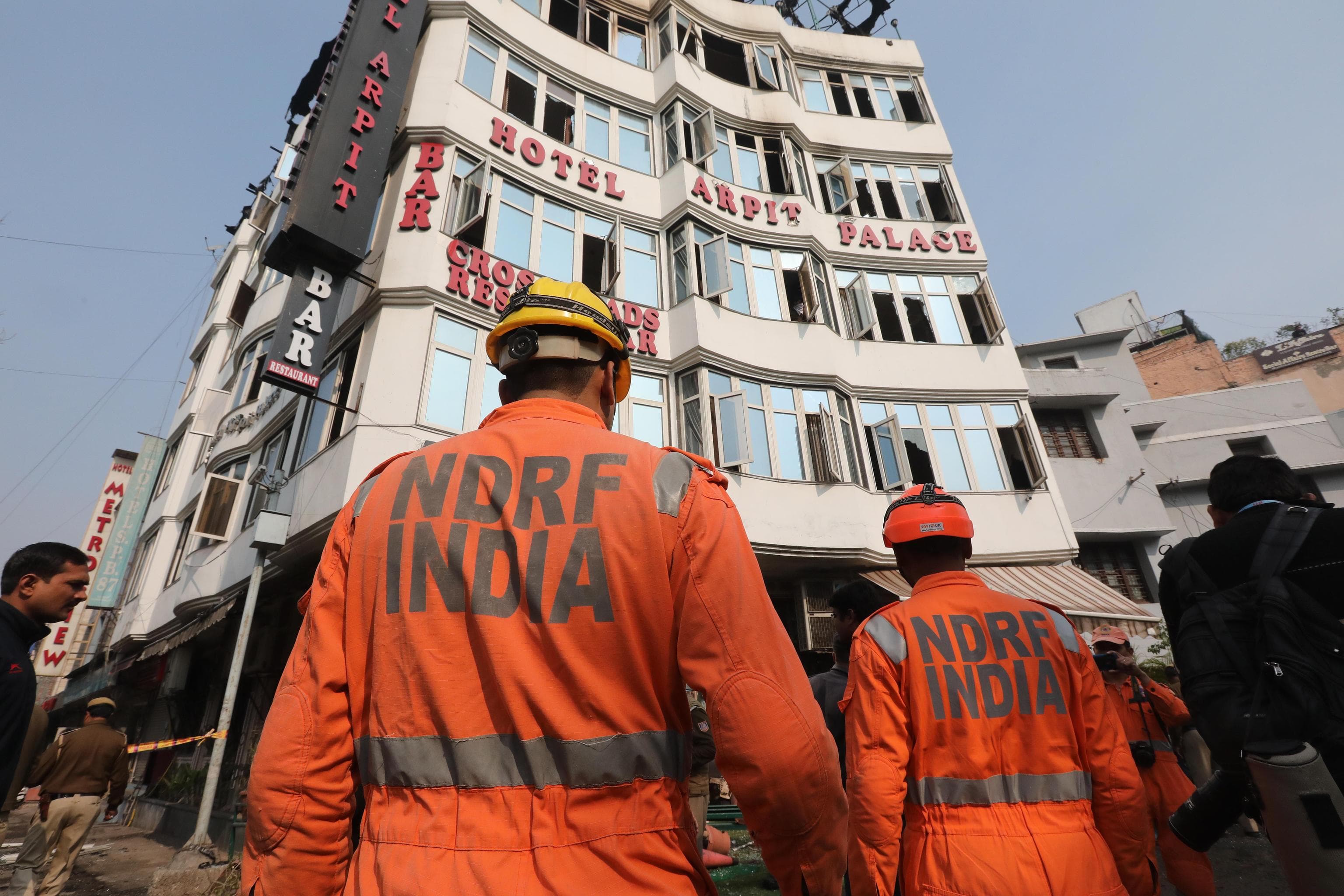 India, incendio in hotel a New Delhi: 17 morti