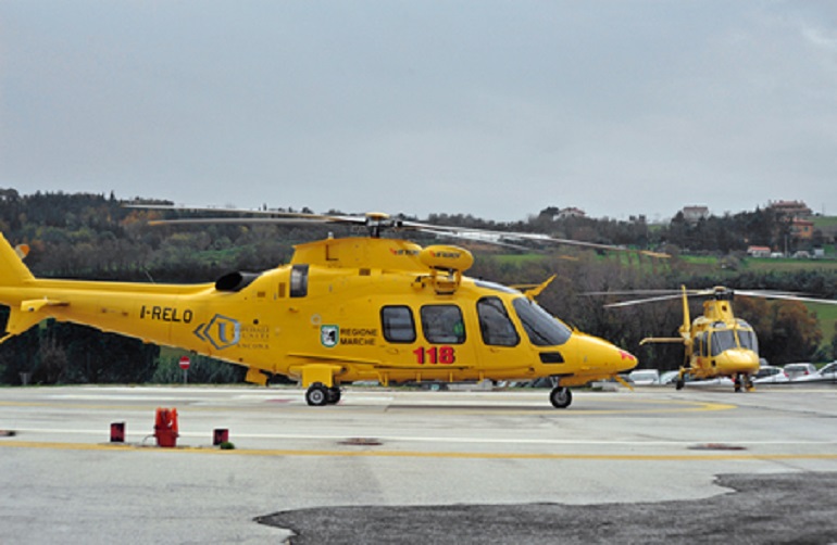 Latina, incidente stradale in via Piave. Interviene l'eliambulanza (foto Ansa)