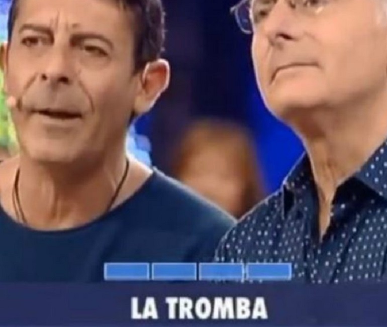 Avanti un Altro, Luca Laurenti circondato dalle fan. Bonolis: "Un grande..."