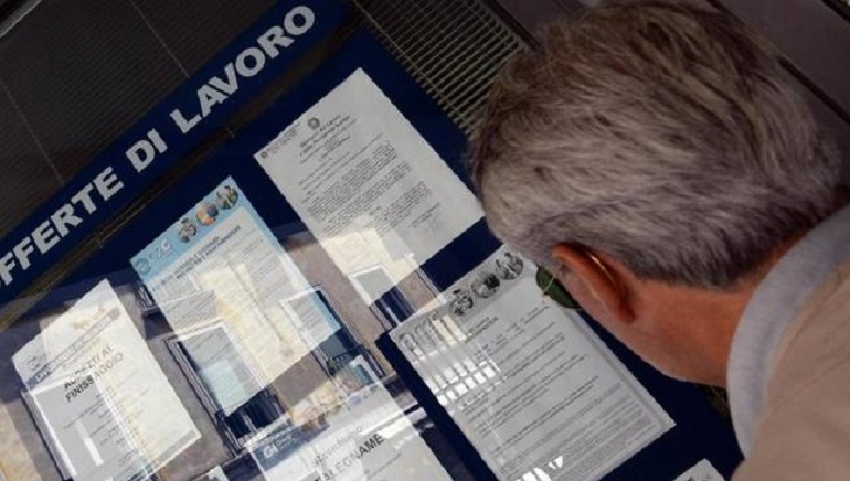 Stipendi giù 4,3% in 7 anni: poca produttività e lavoro di serie B (foto d'archivio Ansa)