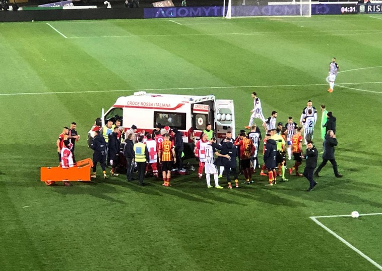 YOUTUBE Lecce-Ascoli, Scavone perde i sensi e viene portato via in ambulanza (foto Ansa)