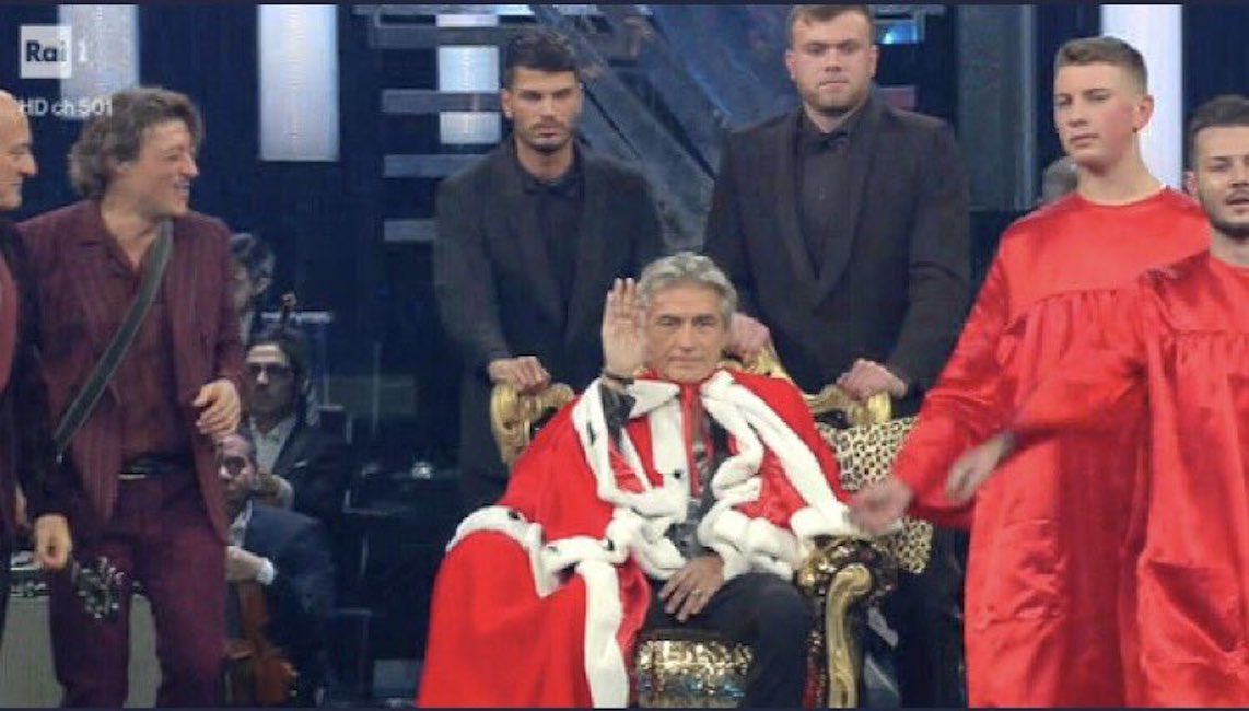 Sanremo 2019, Ligabue arriva sul trono. Ironia su Twitter: "Pronto per Uomini e Donne"