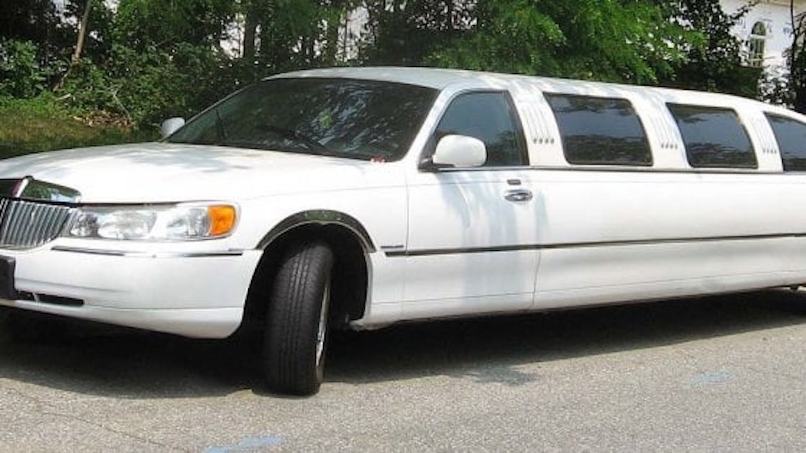 Bari, bimba di 8 anni via da scuola in limousine. Mamme in rivolta sul web