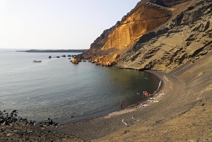 Linosa da Natale senza l'unico distributore di carburante: gli abitanti restituiscono le tessere elettorali