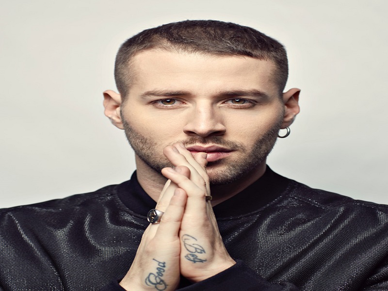 Livio Cori, classe 1990, è nato a Napoli. A "Sanremo", con Nino D'Angelo, ha presentato il singolo "Un'altra luce". L'8 febbraio è uscito il suo album "Montecalvario (Core senza paura)".