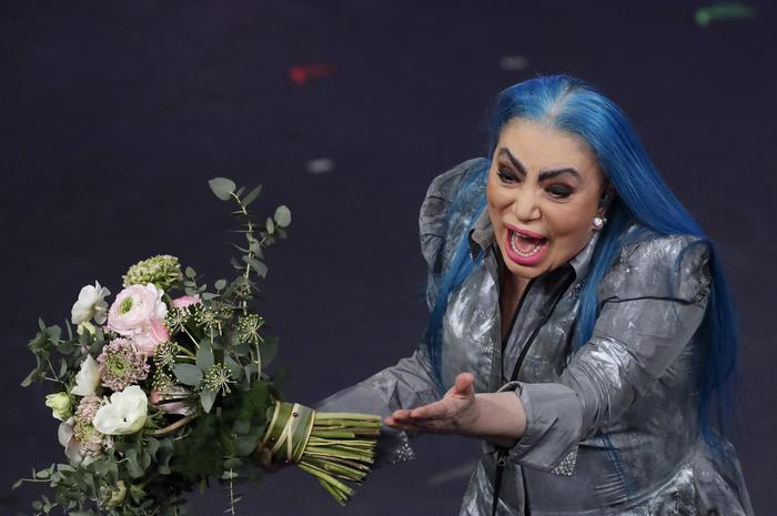 Sanremo 2019, Loredana Bertè ringrazia per ovazione: "Vi amo". E sui social "applausi per le gambe"