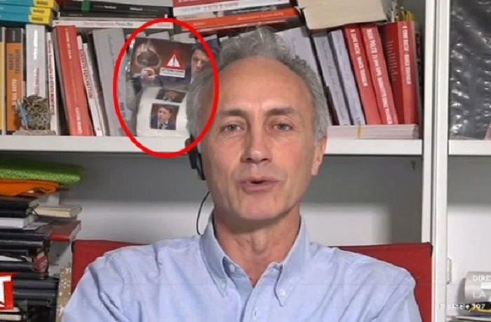 Marco Travaglio a Tagadà, tra gli scaffali dello studio spunta... la carta igienica con la faccia di Renzi