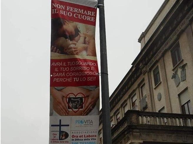 Milano, cartellone anti-abortista davanti all'ospedale Mangiagalli: "Non fermare il suo cuore. Avrà il tuo sguardo"