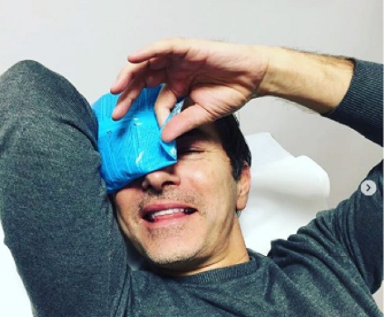 Marco Liorni, piccolo incidente per il presentatore: "Avete presente Baglioni che cade nello spot?" (foto da Instagram)