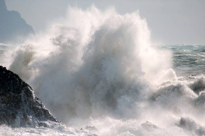 Salento, peschereccio si ribalta: un uomo raggiunge la riva a nuoto, dispersi gli altri due