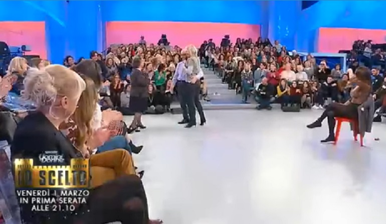 Uomini e Donne, l'arzillo cavaliere allunga le mani sulla nostra Maria De Filippi