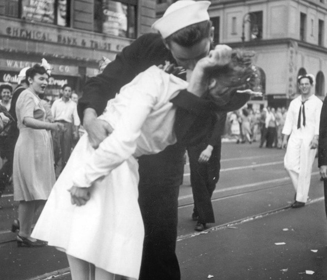 Geroge Mendonsa è morto. Fu il marinaio del bacio di Times Square fotografato da Alfred Eisenstaedt