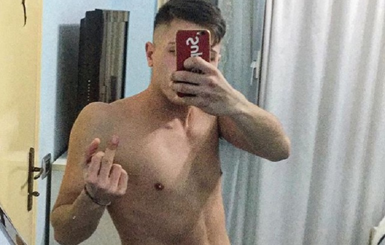 C'è Posta per Te, Michael e il dito medio: "Solo grazie a me"