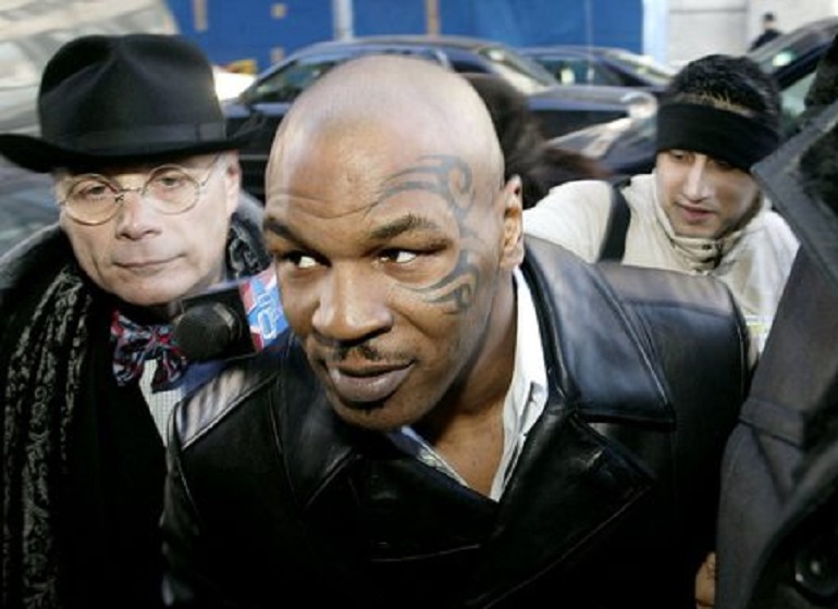 Mike Tyson: "Quella volta che provai a sfidare un gorilla allo zoo..." (foto Ansa)