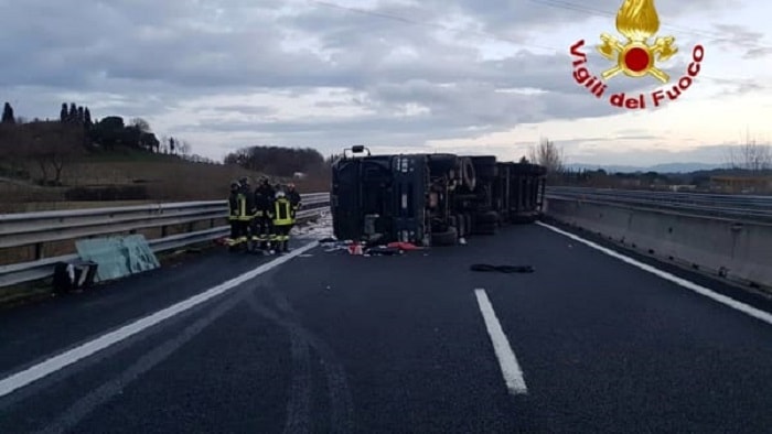 Monte San Savino (Arezzo), incidente in A1: tir si ribalta, code e autostrada chiusa