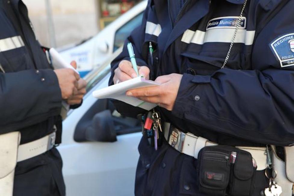 Firenze, abbandona auto sequestrata in strada per mesi. Multa di 3700 euro e revoca della patente