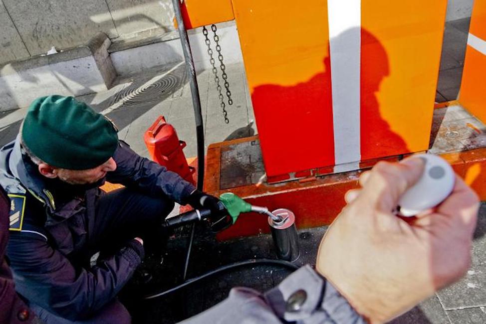 Napoli, aria al posto della benzina: 2 distributori sotto sequestro, Finanza scova telecomando