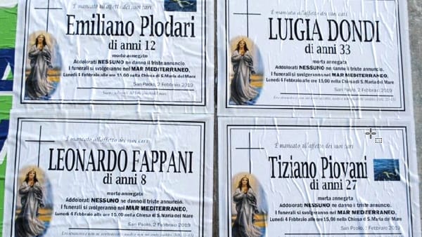 San Paolo (Brescia), necrologi di bimbi morti. Ma sono tutti migranti: "Funerali nel Mediterraneo" FOTO