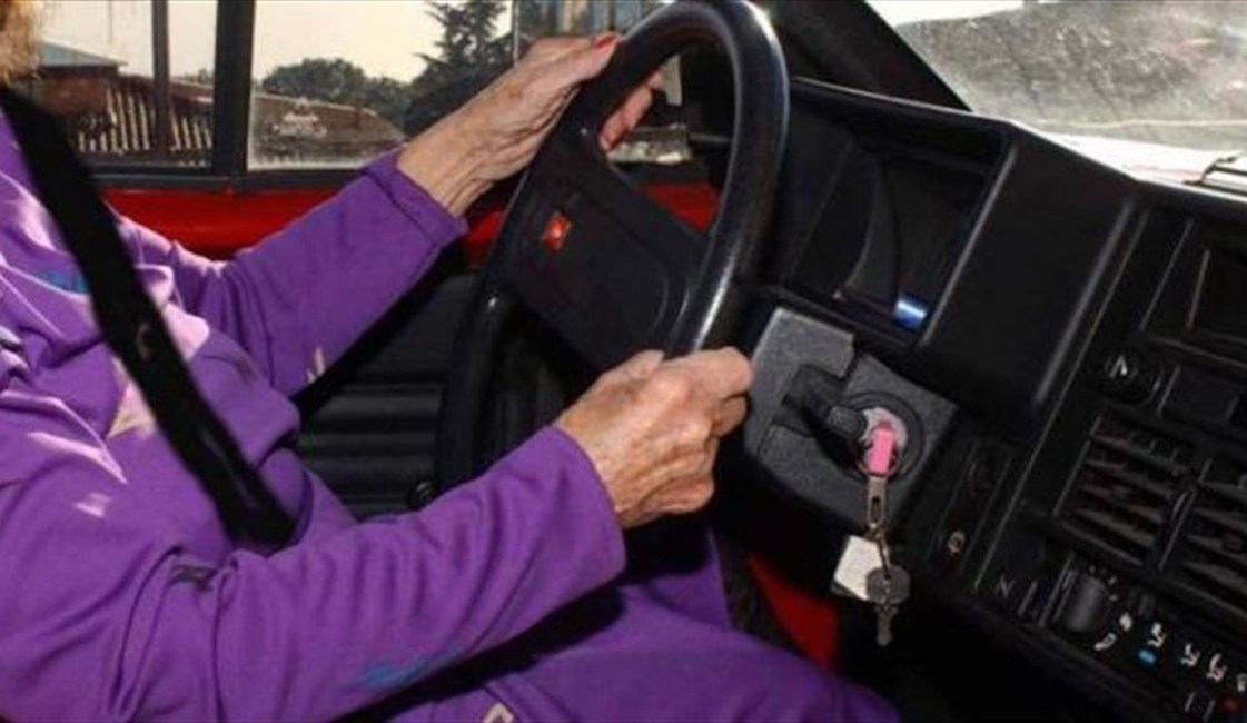 Milano, nonna di 84 anni contromano in tangenziale: carabinieri di traverso per fermarla