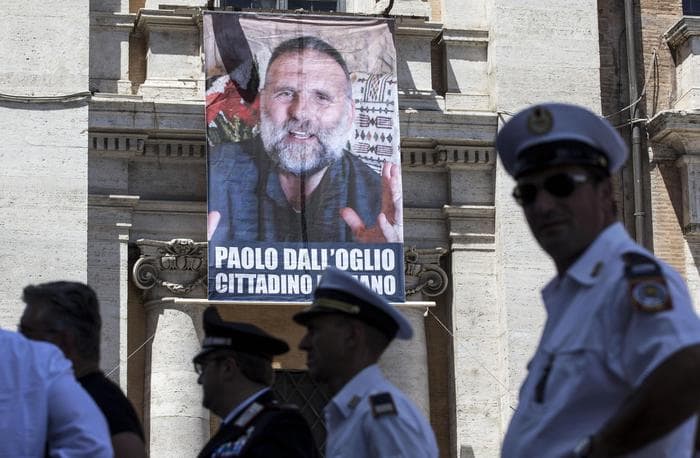 Padre Dall'Oglio è vivo e in mano all'Isis che vuole usarlo come "merce di scambio"