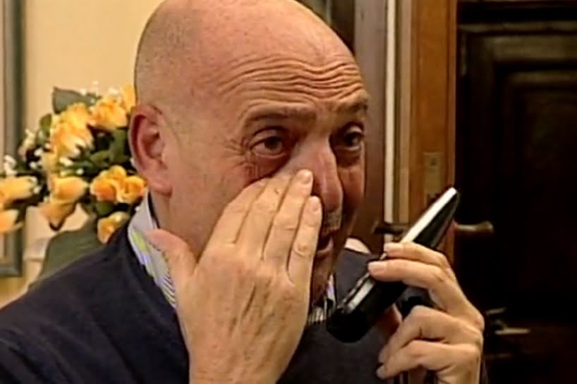 Paolo Brosio felicissimo, forse, durante lo scherzo delle Iene