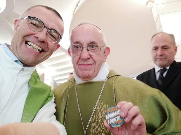 Papa Francesco si fa la FOTO con la spilla "Apriamo i porti"