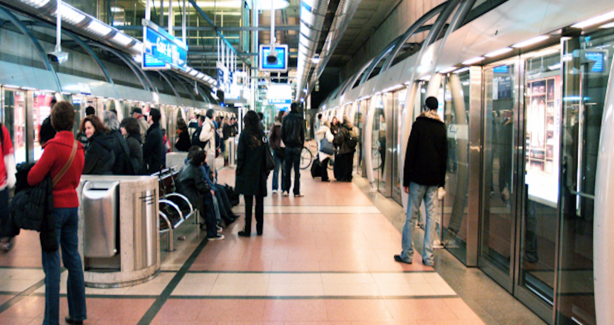Parigi, attacco con acido in metropolitana: grave un ventenne. E' il secondo caso in pochi giorni