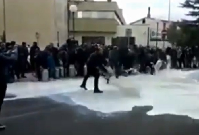 pastori sardi bloccano cagliari