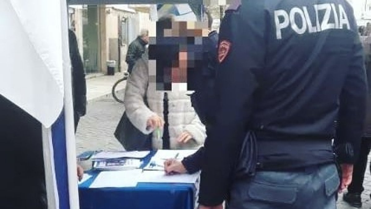 Ascoli Piceno: due poliziotti in divisa al gazebo pro-Salvini. La Questura indaga