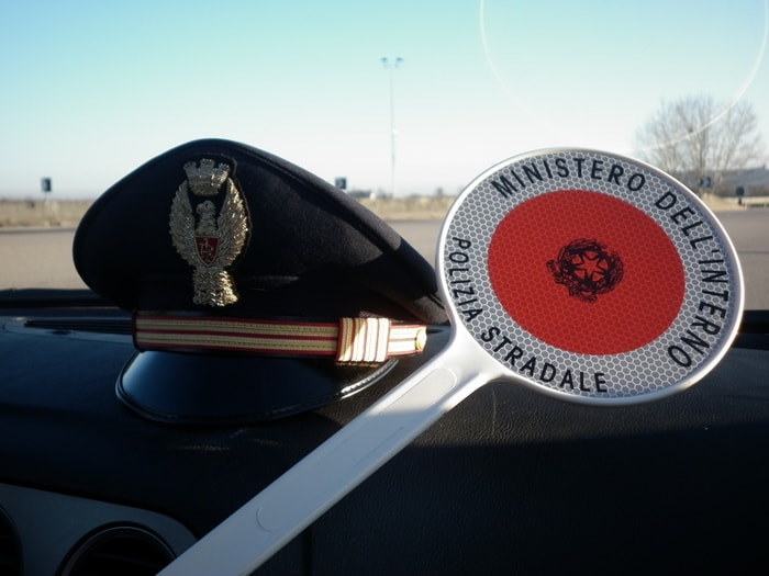 Benevento, pullman con bambini fermato dalla polizia: autista aveva tasso alcolemico oltre i limiti