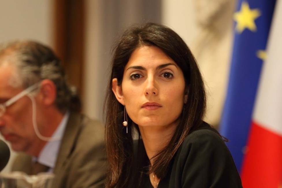 Rifiuti Roma, giunta Raggi boccia bilancio Ama: assessore Montanari si dimette